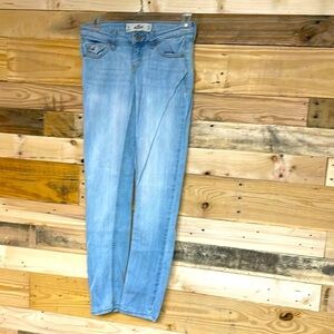 Hollister size 0s (W24 L29) low rise slim straight light wash jeans